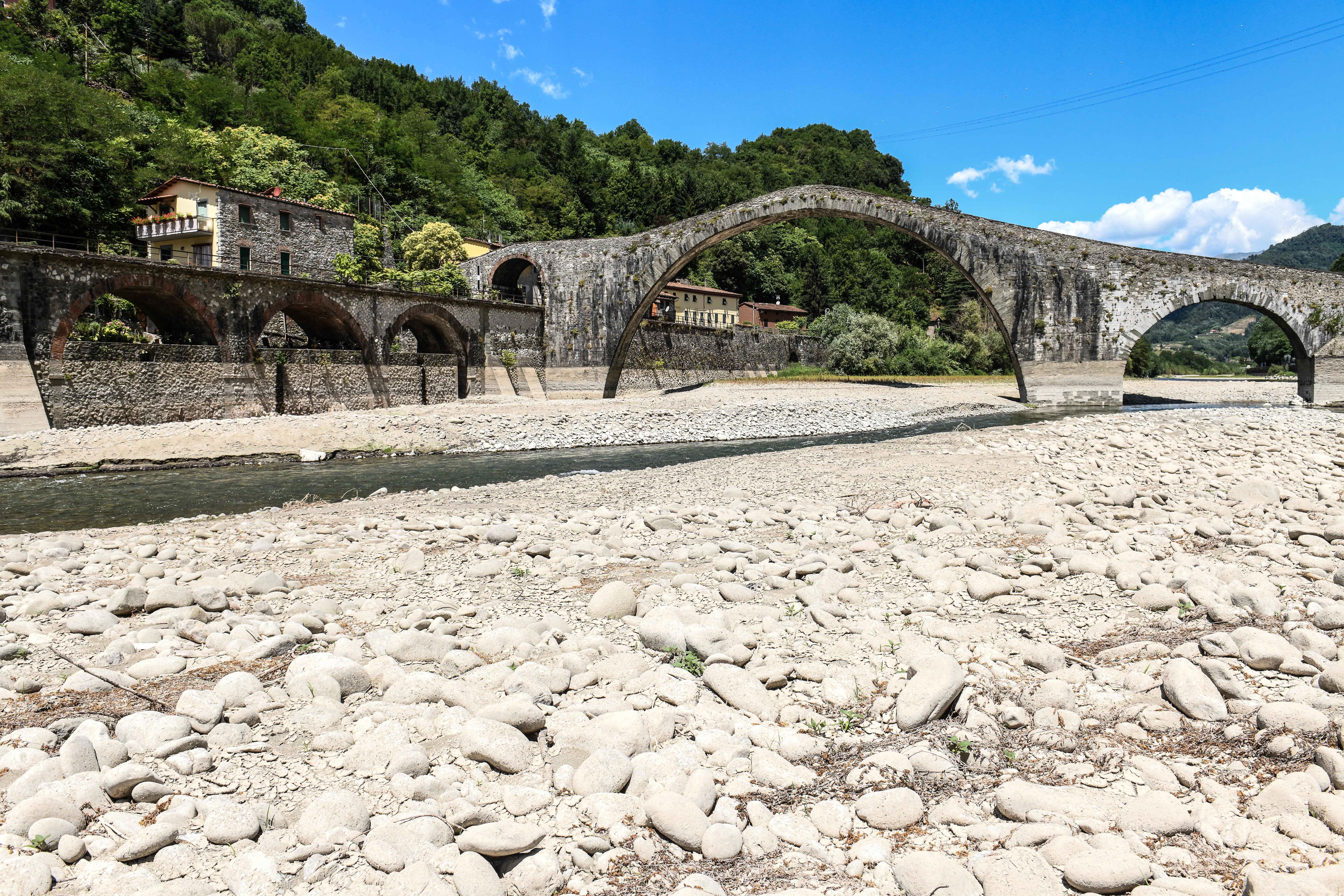 Il Serchio in secca la scorsa estate all’altezza del Ponte del Diavolo