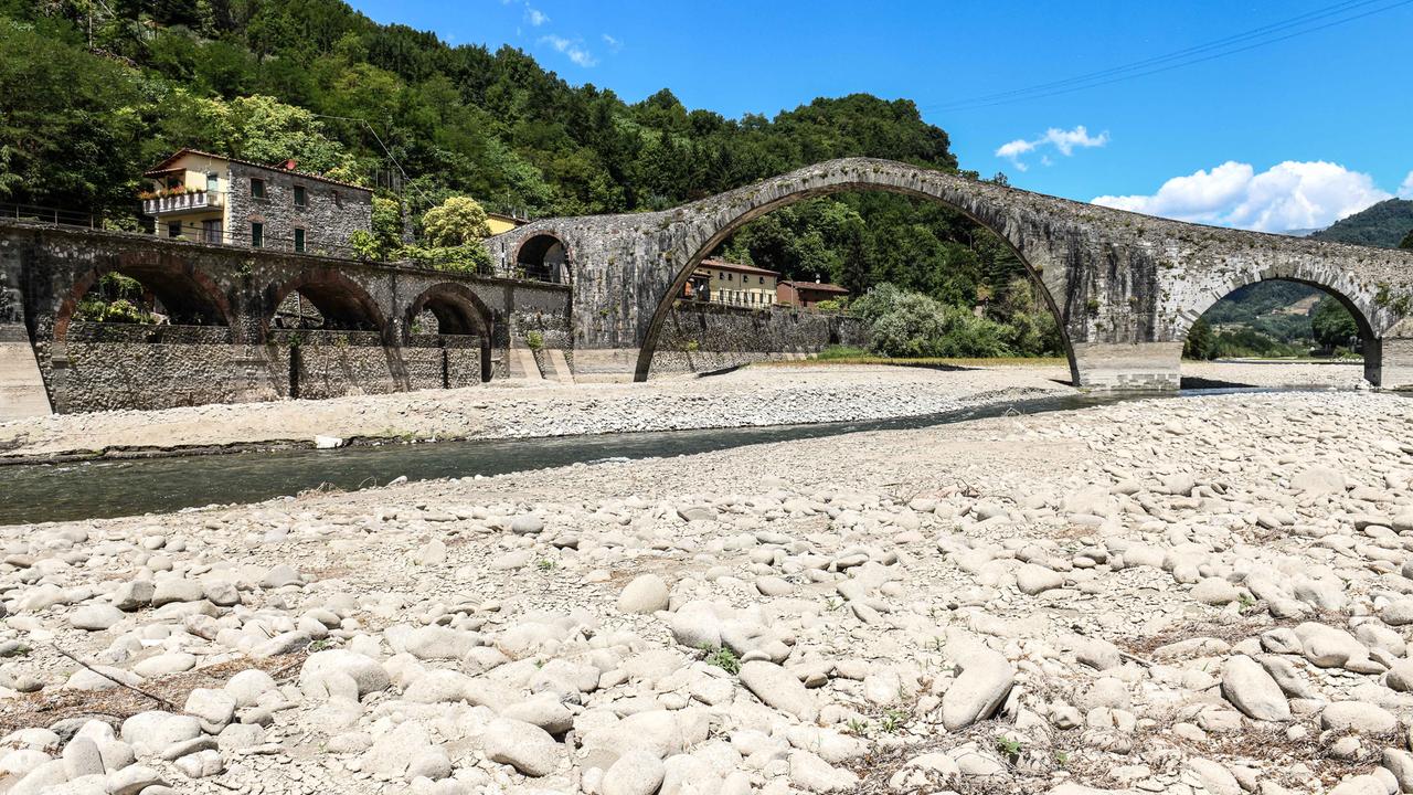 Il Serchio in secca la scorsa estate all’altezza del Ponte del Diavolo