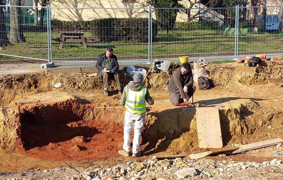 Gli archeologi al lavoro nello scavo