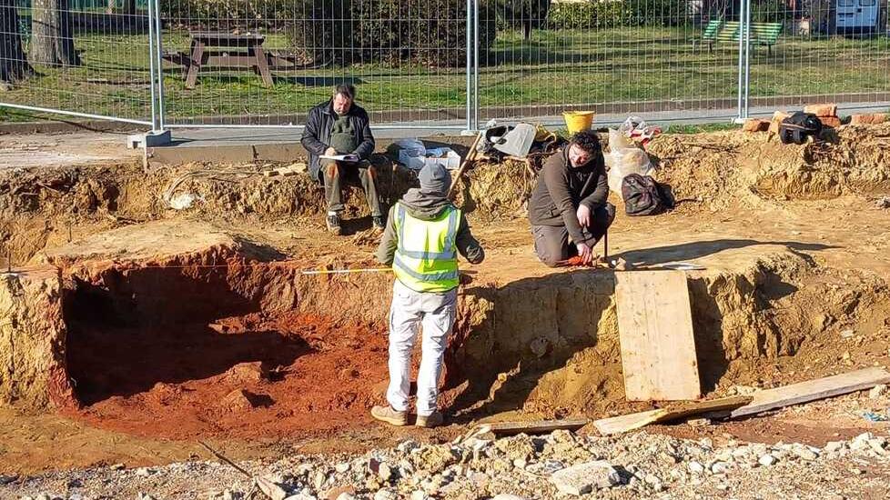 Gli archeologi al lavoro nello scavo