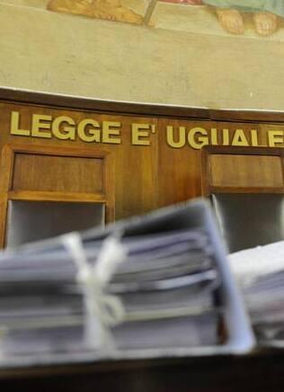 Pisa, botte al figlio e niente scuola:; condannata per maltrattamenti 