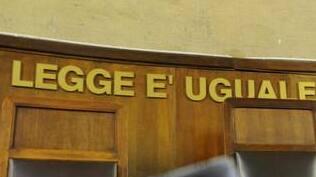Pisa, botte al figlio e niente scuola:; condannata per maltrattamenti