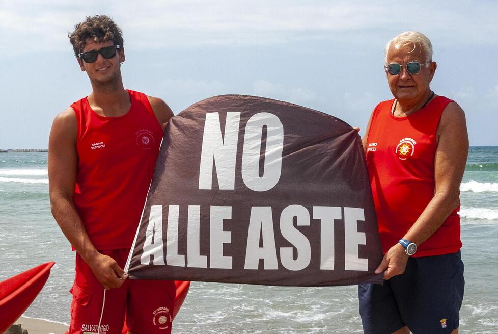 Una bandiera contro le aste in spiaggia