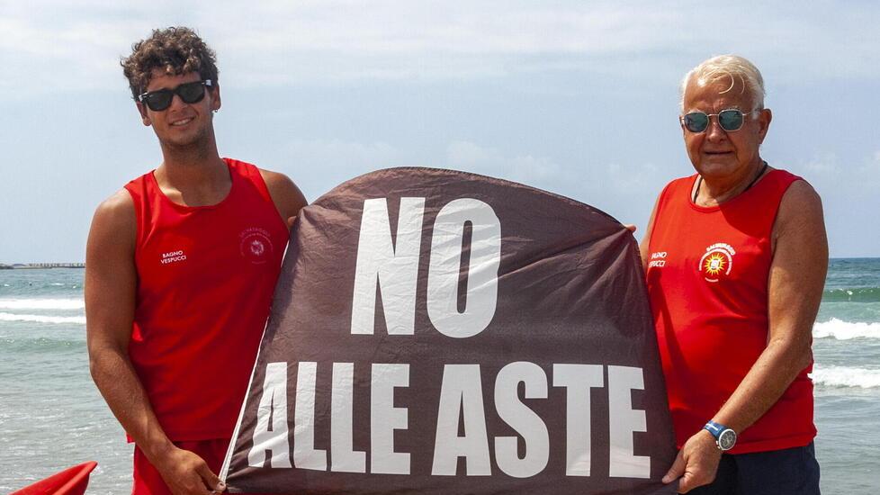 Una bandiera contro le aste in spiaggia