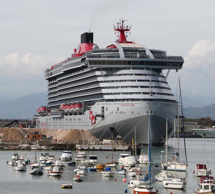 Una nave da crociera nel porto di Marina di Carrara