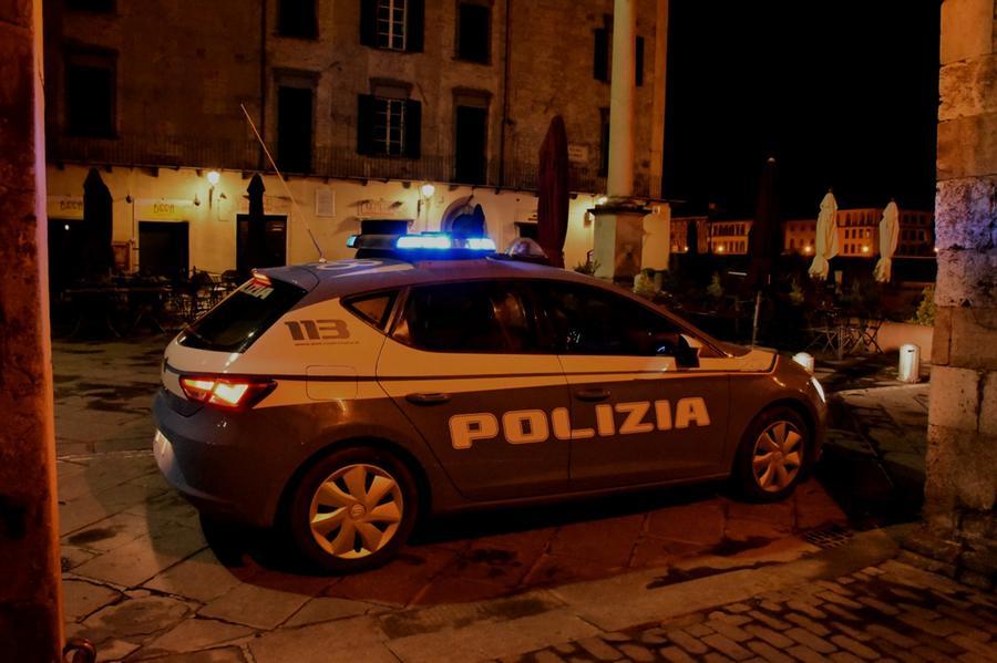 Pisa, litiga con la fidanzata e prende a sassate l’auto della mamma
