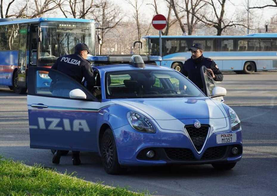 Firenze, ingoia la droga e rischia di soffocare: spacciatore salvato dai poliziotti