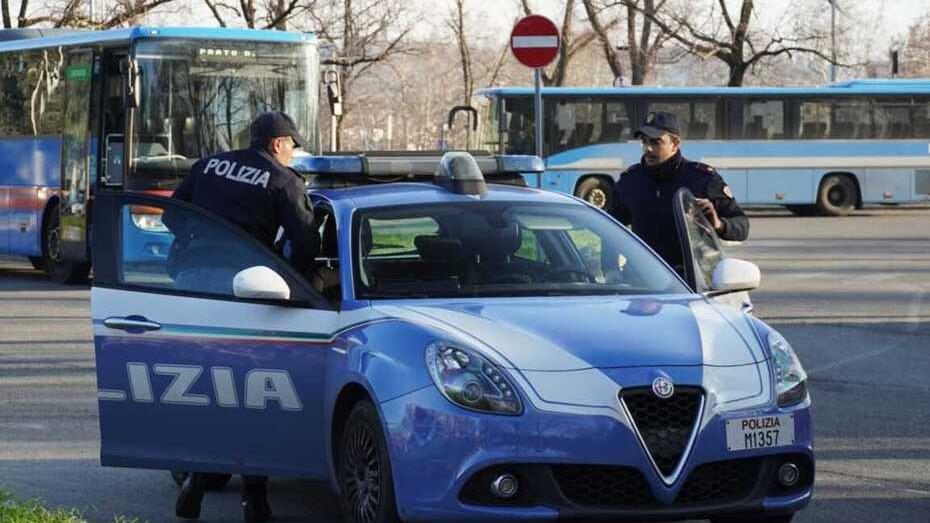 Firenze, ingoia la droga e rischia di soffocare: spacciatore salvato dai poliziotti
