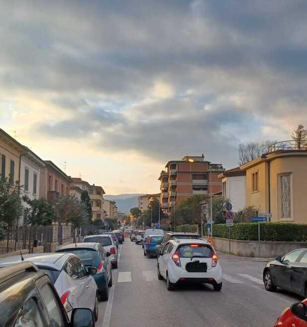 Auto in fila lungo via Desideri in prossimità del cantiere per la pista ciclabile