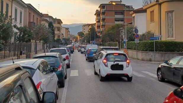 Auto in fila lungo via Desideri in prossimità del cantiere per la pista ciclabile