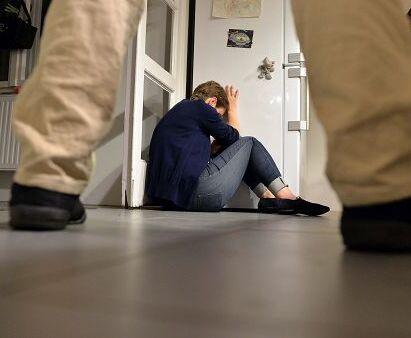 Quarrata, prende a pugni la moglie e le frattura il setto nasale