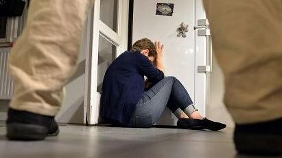 Quarrata, prende a pugni la moglie e le frattura il setto nasale