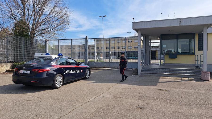 Già ai domiciliari per spaccio, si fa consegnare la droga a casa