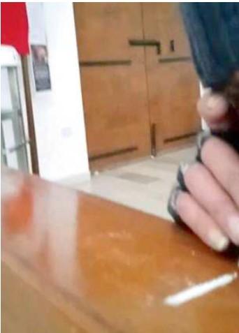 L’uomo che sniffa una polvere bianca  in chiesa in un frame del video