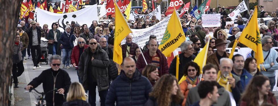 ll via al corteo su viale della Resistenza (foto Paolo Barlettani)