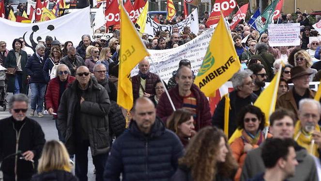 ll via al corteo su viale della Resistenza (foto Paolo Barlettani)