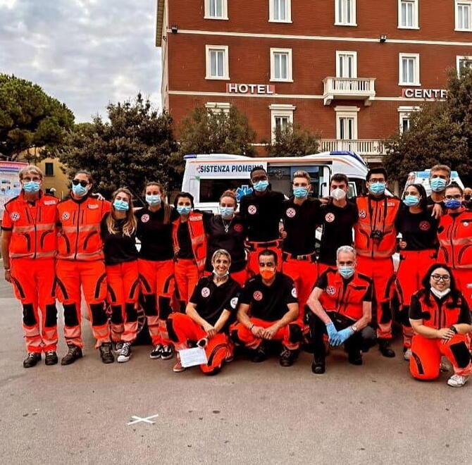 Il gruppo dei volontari della Pubblica Assistenza e la loro coordinatrice Alessia Angelini