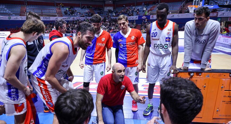 Il coach Barsotti durante un time out coi suoi giocatori