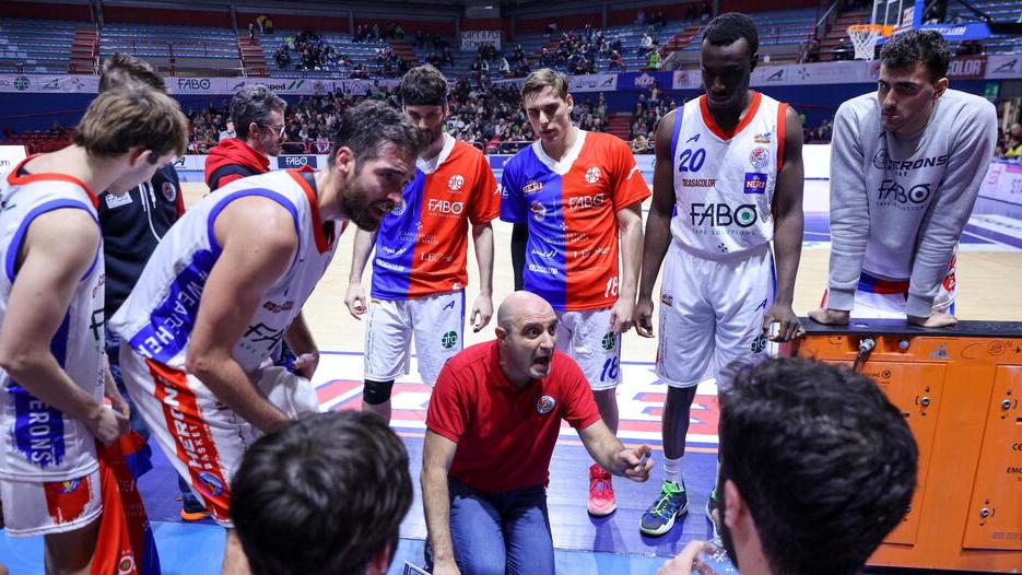 Il coach Barsotti durante un time out coi suoi giocatori