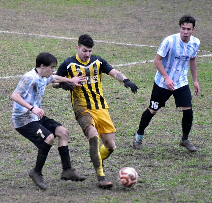 ll piombinese Turco contrastato da due avversari durante la gara contro il Sant’Andrea: mister Antonio Brontolone è riuscito a recuperarlo per la partita di oggi contro il Saline in seguito a un periodo di stop forzato dovuto a un infortunio (foto Paolo Barlettani)