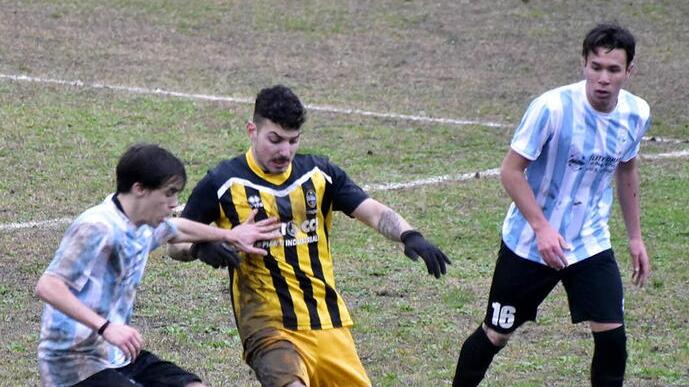 ll piombinese Turco contrastato da due avversari durante la gara contro il Sant’Andrea: mister Antonio Brontolone è riuscito a recuperarlo per la partita di oggi contro il Saline in seguito a un periodo di stop forzato dovuto a un infortunio (foto Paolo Barlettani)