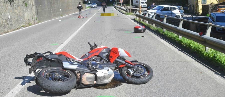 Lastra a Signa, tragico scontro fra moto e bici: due morti. Le vittime sono di Prato e di Pistoia