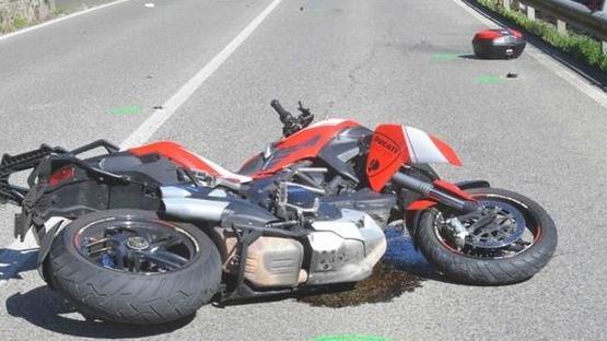 Lastra a Signa, tragico scontro fra moto e bici: due morti. Le vittime sono di Prato e di Pistoia