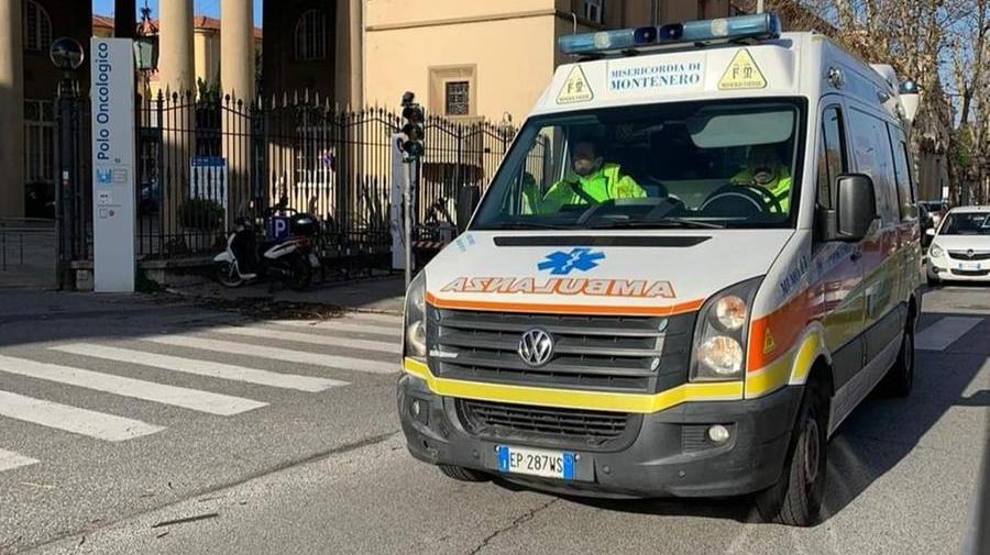 Un'ambulanza della Misericordia di Montenero (foto d'archivio)