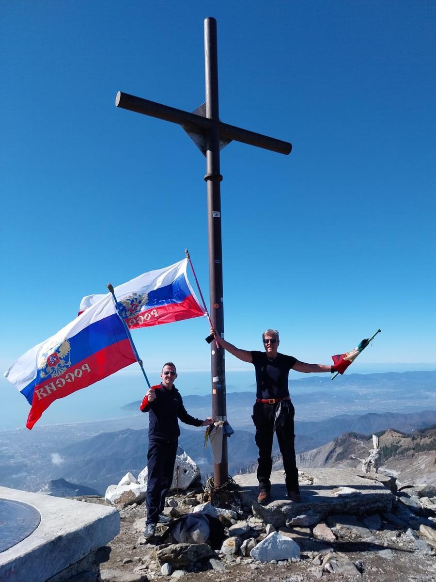Carrara, portano sul Monte Sagro la bandiera della Federazione Russa