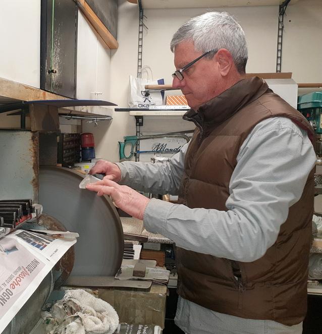 Il signore dei coltelli è in piazza Tola: «Io, l’ultimo arrotino della famiglia» 