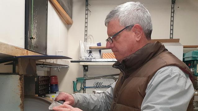 Il signore dei coltelli è in piazza Tola: «Io, l’ultimo arrotino della famiglia»