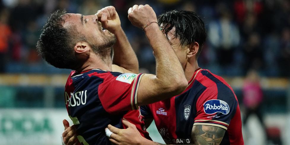 Mancosu esulta dopo la rete del 2-1 all'Ascoli