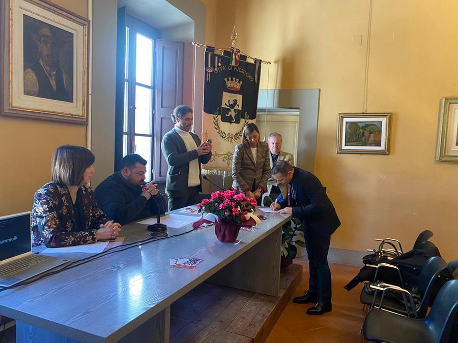 
	Il sindaco Salvatore Pes firma la bozza dello statuto della Fondazione Citt&agrave; dei palii

