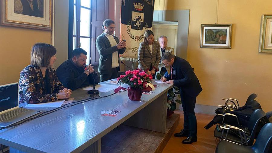 Il sindaco Salvatore Pes firma la bozza dello statuto della Fondazione Città dei palii