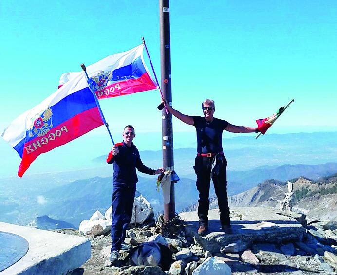 Bandiera russa sulle Apuane e il “Movimento Z”: chi sono e cosa vogliono i putiniani toscani