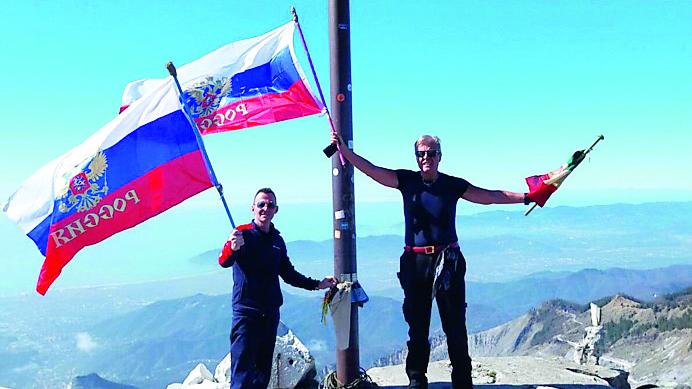 Bandiera russa sulle Apuane e il “Movimento Z”: chi sono e cosa vogliono i putiniani toscani