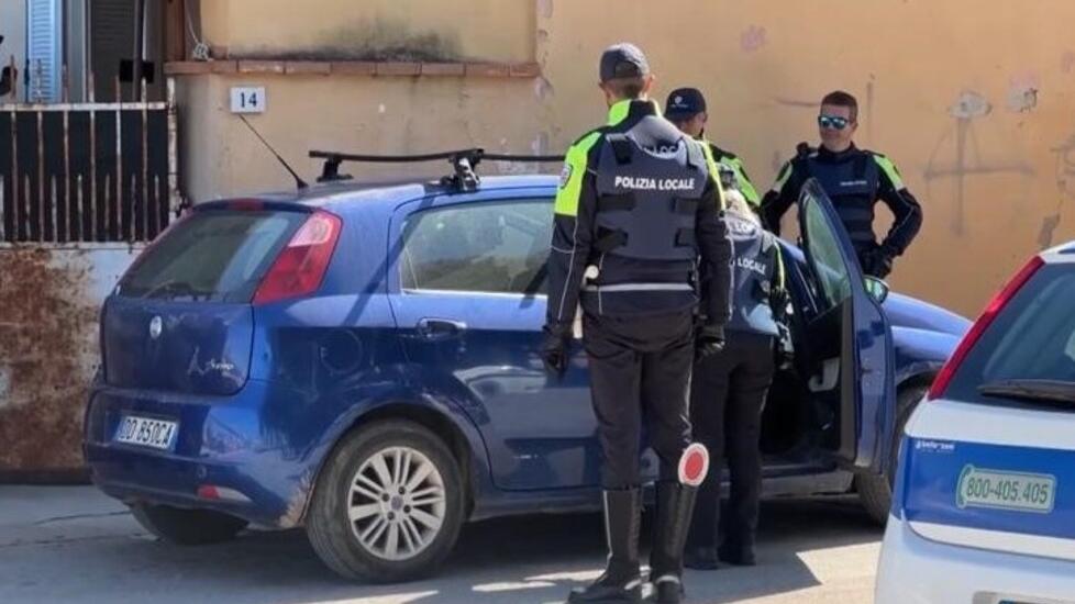 Olbia, sgombero tra le polemiche: perquisita l’auto della coppia