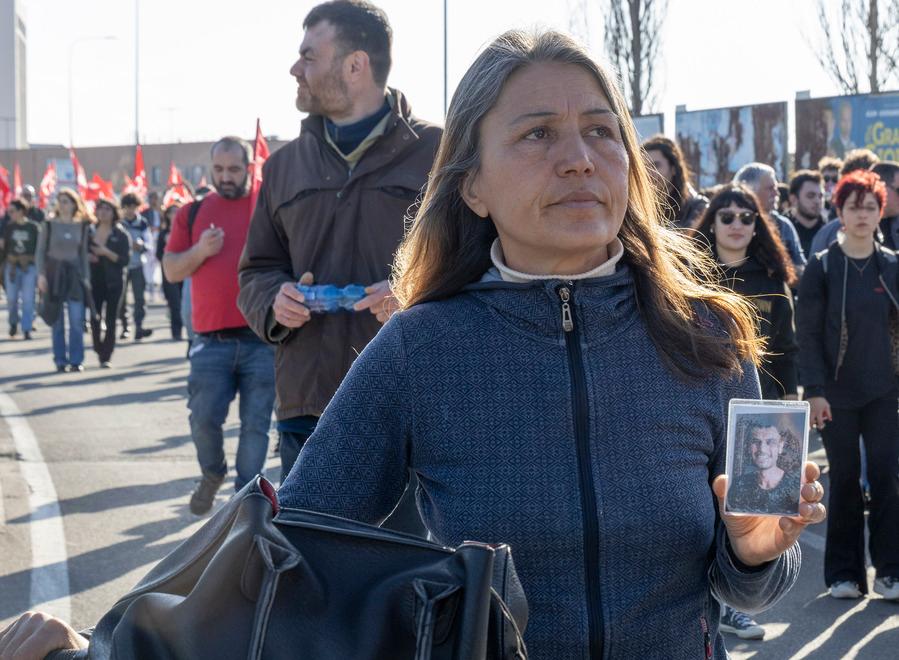 Modena Al corteo anarchico&nbsp; una mamma che chiede giustizia: «Mio figlio 28enne morto a Sant’Anna nel 2018» 