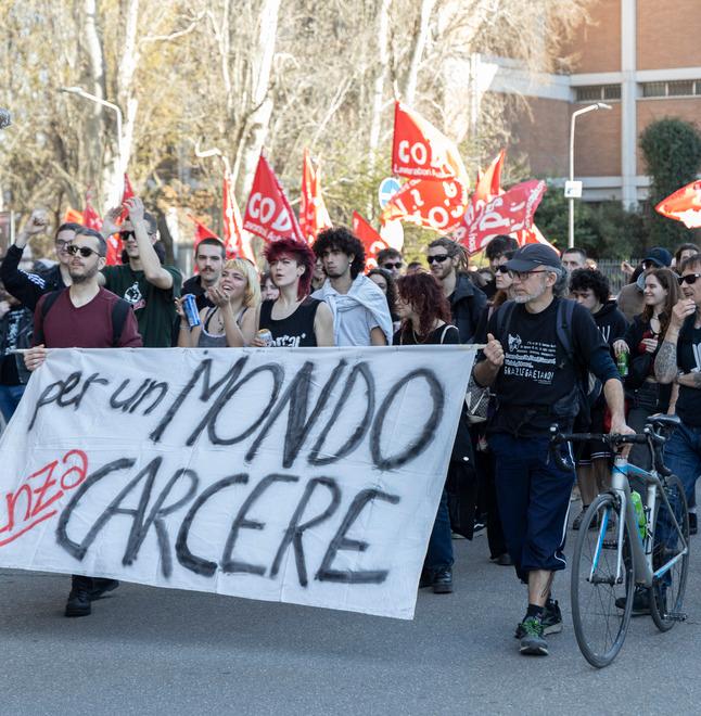 Modena La voce dei manifestanti al corteo: «Basta carcere, no al 41 bis Noi non archivieremo mai» 
