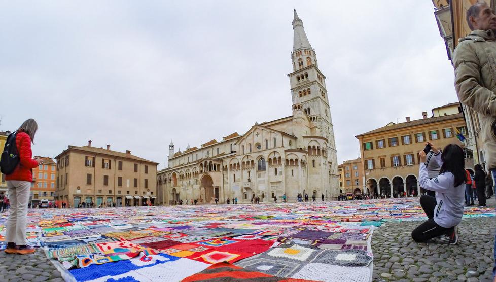 Modena Una piazza ricoperta di colori per Viva Vittoria