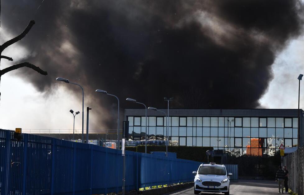 Incendio alla cartiera Essity di Porcari: distrutto magazzino di 7mila metri quadri