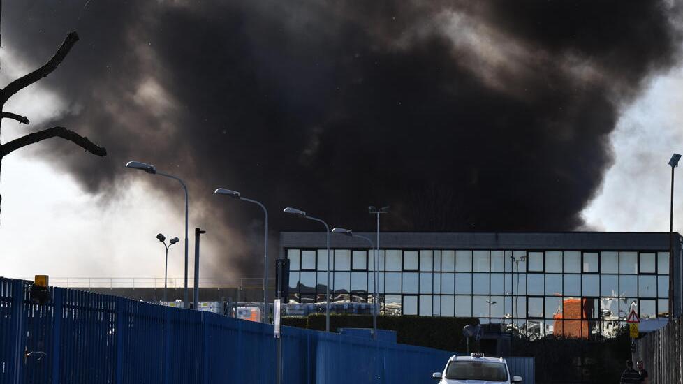 Incendio alla cartiera Essity di Porcari: distrutto magazzino di 7mila metri quadri