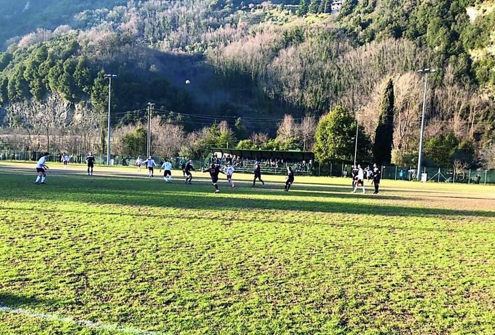 Il padre dell’arbitro colpito da un malore in tribuna, salvato da una dottoressa fuori servizio: «Gravissimo che l’ambulanza fosse senza medico»