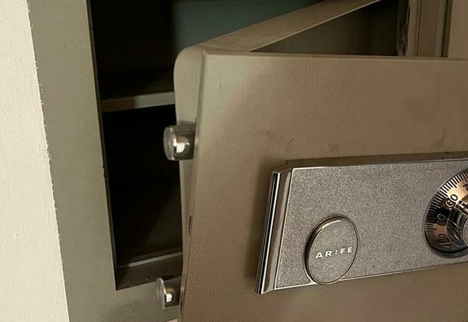 Cascina, cassaforte sventrata: via orologi e gioielli 