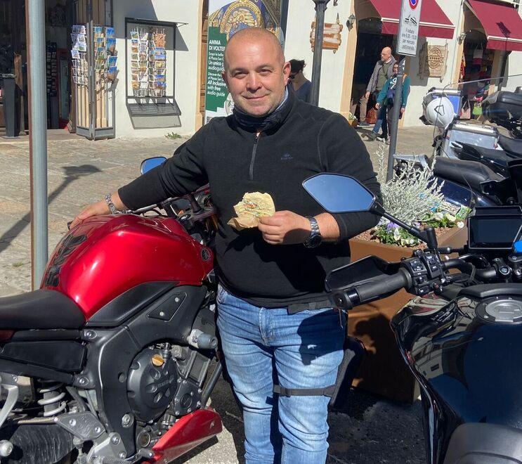 Volterra, la prima uscita con gli amici del motoclub finisce in tragedia: fatale lo schianto con un van