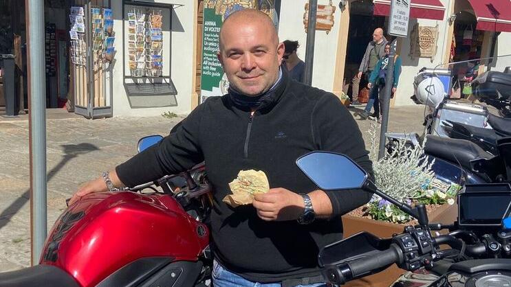 Volterra, la prima uscita con gli amici del motoclub finisce in tragedia: fatale lo schianto con un van