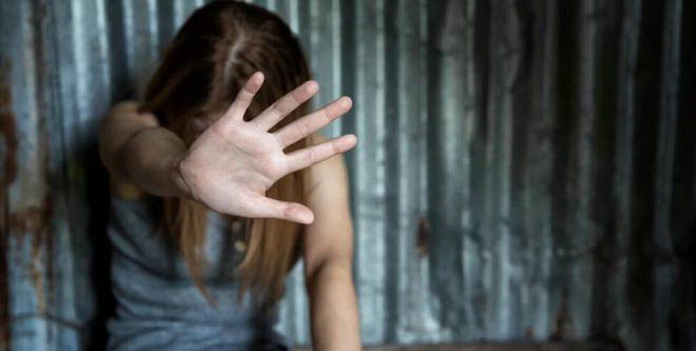 Violentata in gita, ma l’assicurazione non crede allo stupro: il caso di una 15enne fiorentina