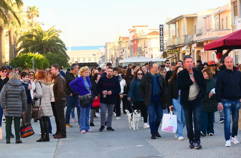 Viareggio, il paradosso dei ristoranti: pieni, ma manca personale. I titolari: «Siamo pronti a pagarli di più»