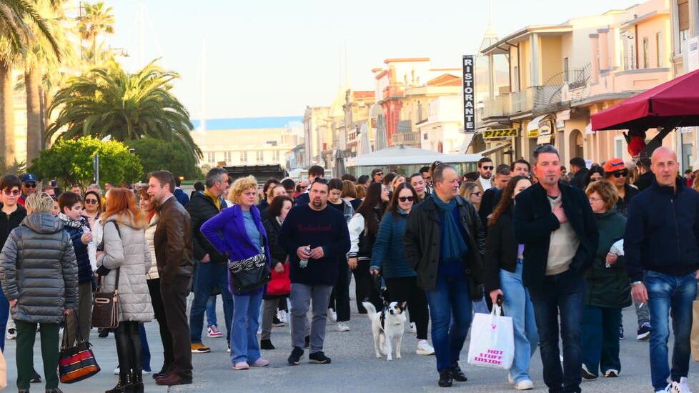 Viareggio, il paradosso dei ristoranti: pieni, ma manca personale. I titolari: «Siamo pronti a pagarli di più»