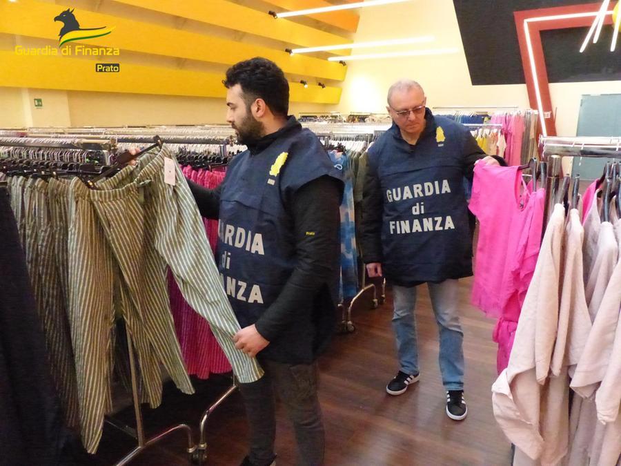 Etichette irregolari: la Finanza di Prato sequestra 100.000 capi d’abbigliamento nei pronto moda – video